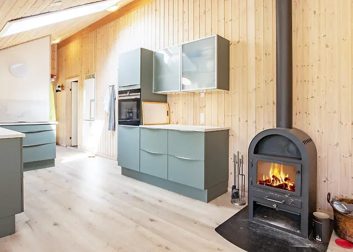 12 Person In Rodby-by Traum